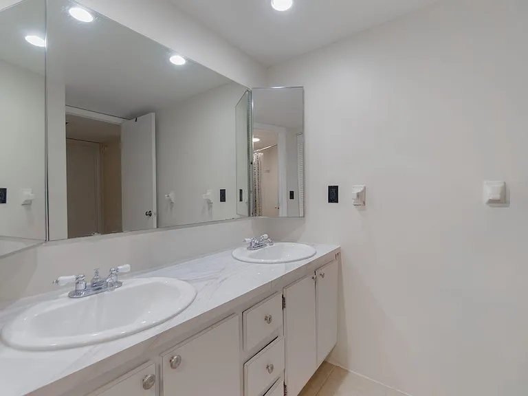 393 Lake Arbor Dr — Photo 2