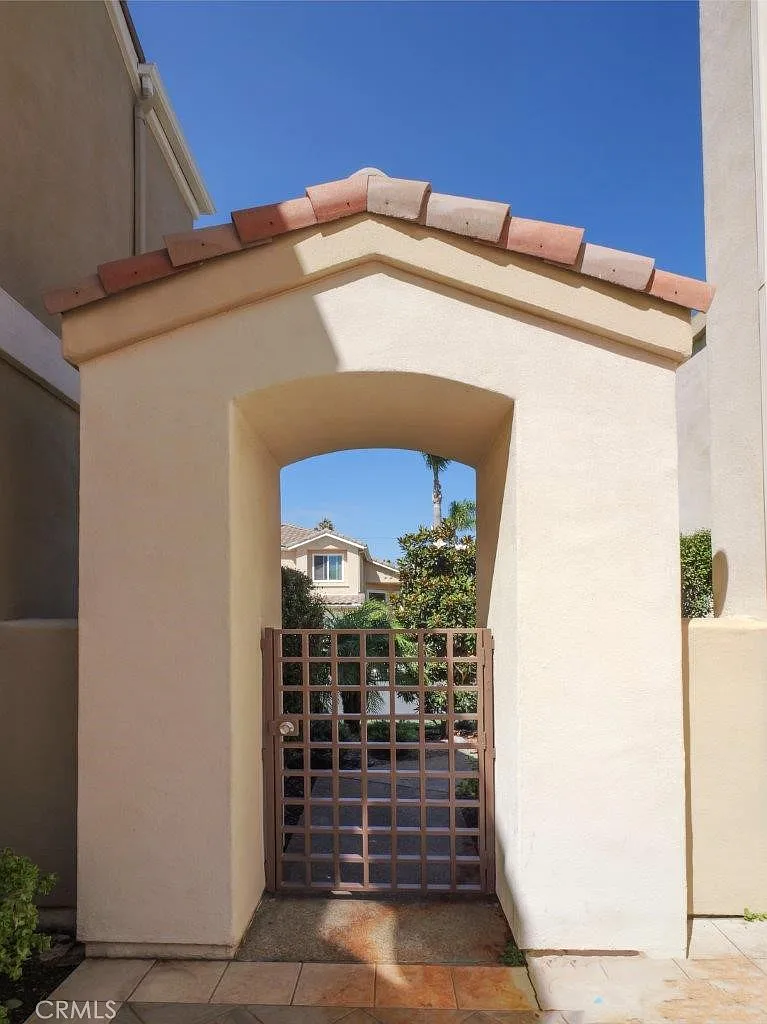 3 bed, 2.5 bath, 2656 sqft, $6,700 — Photo 3