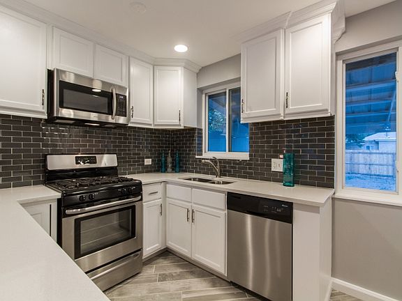 4th image of 3015 N Holly St