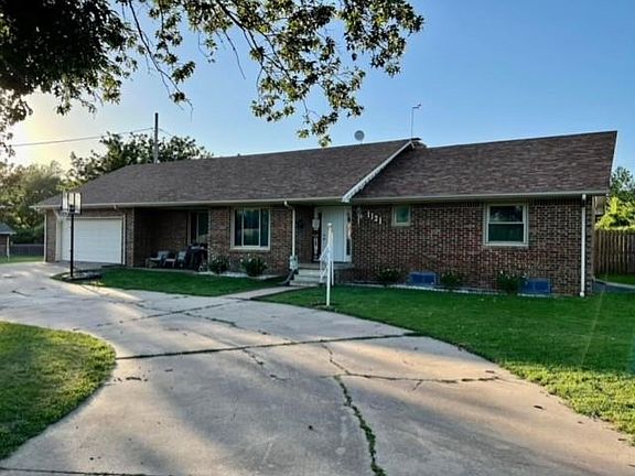 2nd image of 1121 Shady Ln