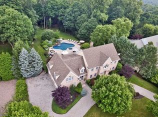 11 Degraaf Ct, Mahwah, NJ 07430