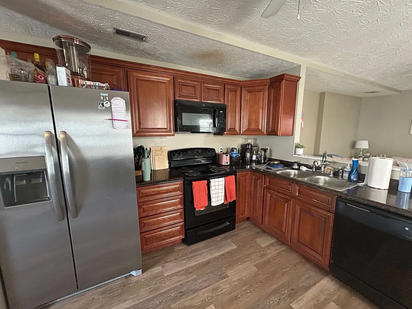 4 Bedroom 2 Bath Ready for Prelease! — Photo 2