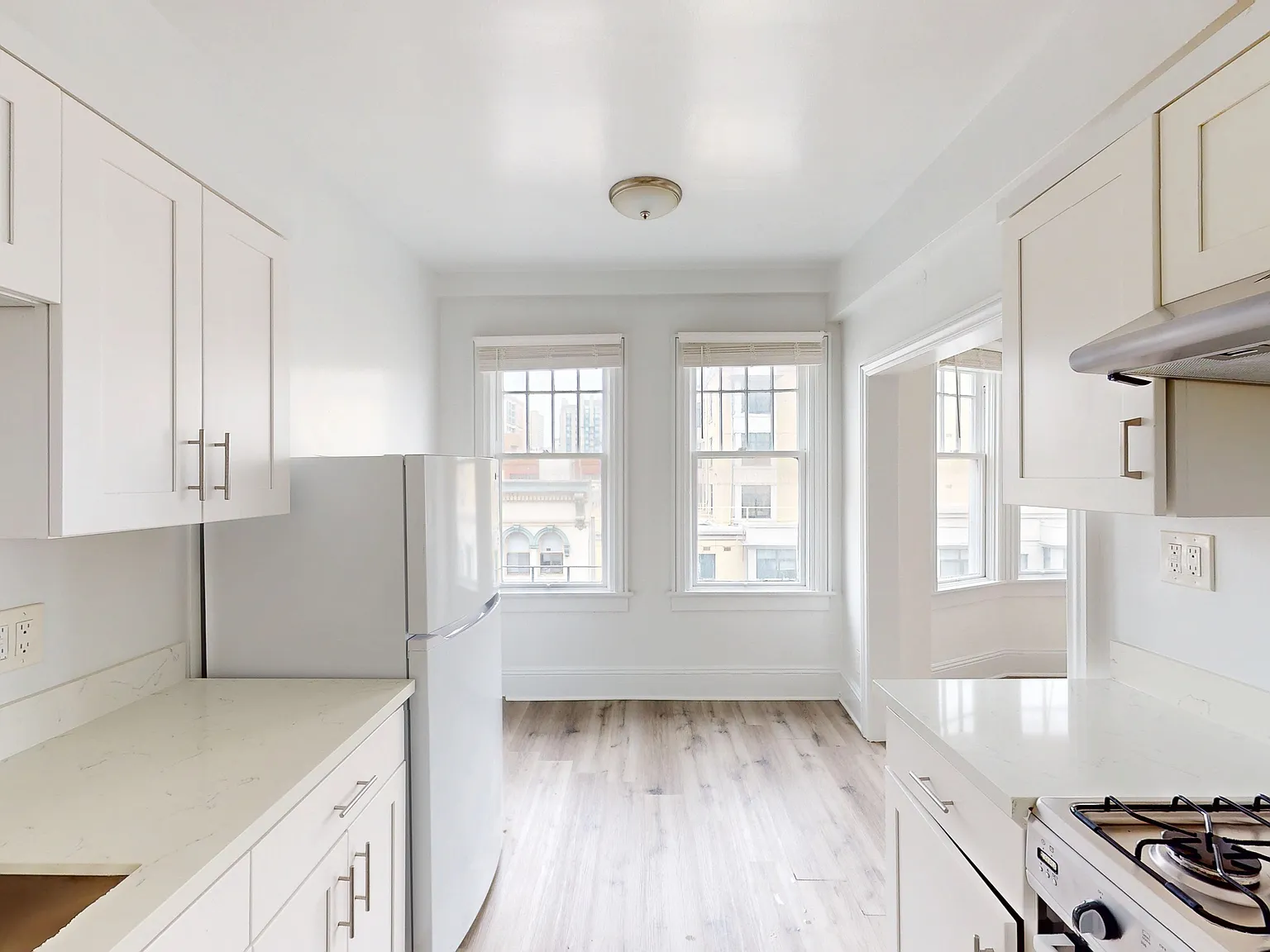 Charming Studio | Gas Kitchen | Shared Laundry | Pet Friendly — Photo 4