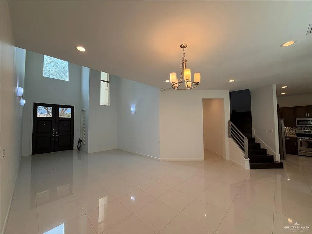 3 bed, 2.5 bath, 2540 sqft, $2,300 — Photo 3