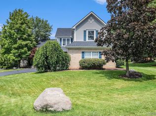 430 Lakeshore Pointe Dr, Howell, MI