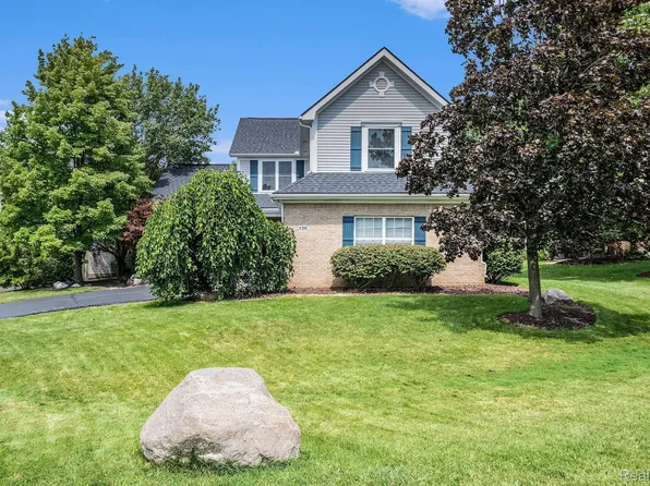 430 Lakeshore Pointe Dr, Howell, MI 48843
