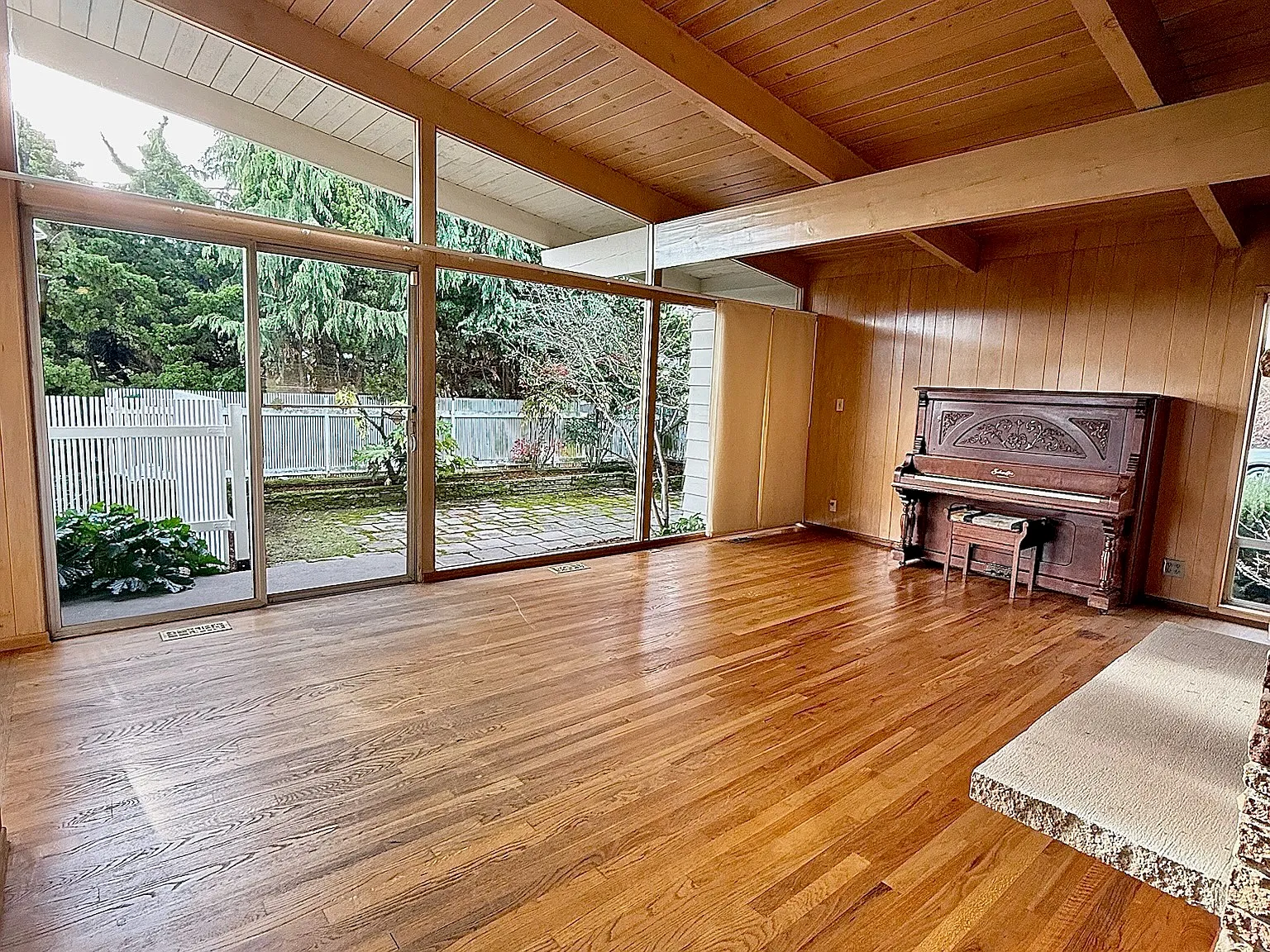 4 bed, 2360 sqft, $4,500 — Photo 2