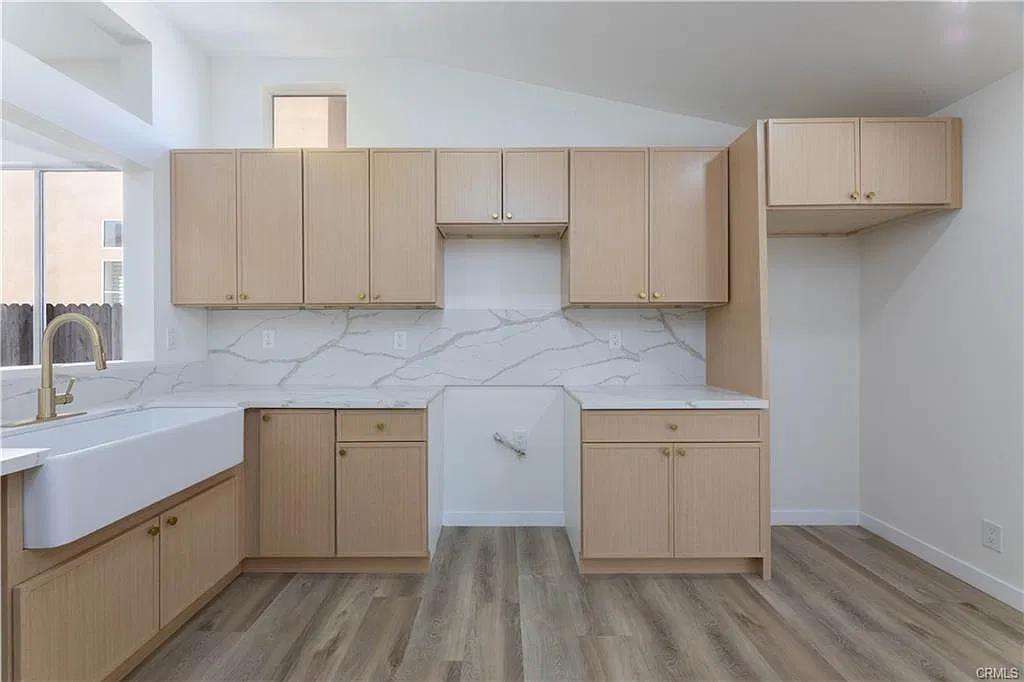 3 bed, 1040 sqft, $3,399 — Photo 4