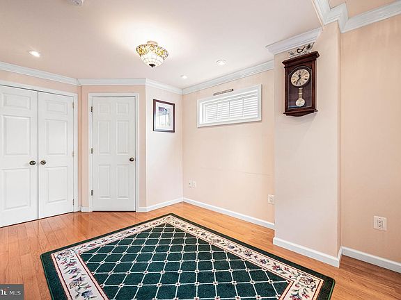 5th image of 481 Maplewood Rd