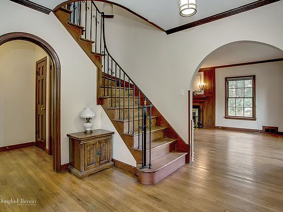 3rd image of 98 Trumbull Rd