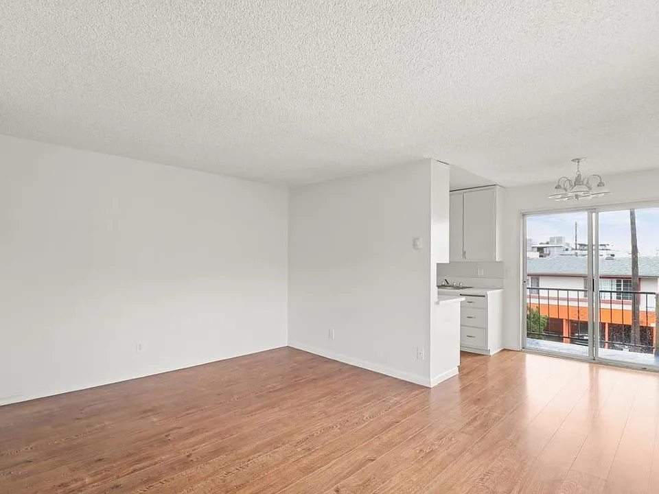 1530 Corinth Ave #8