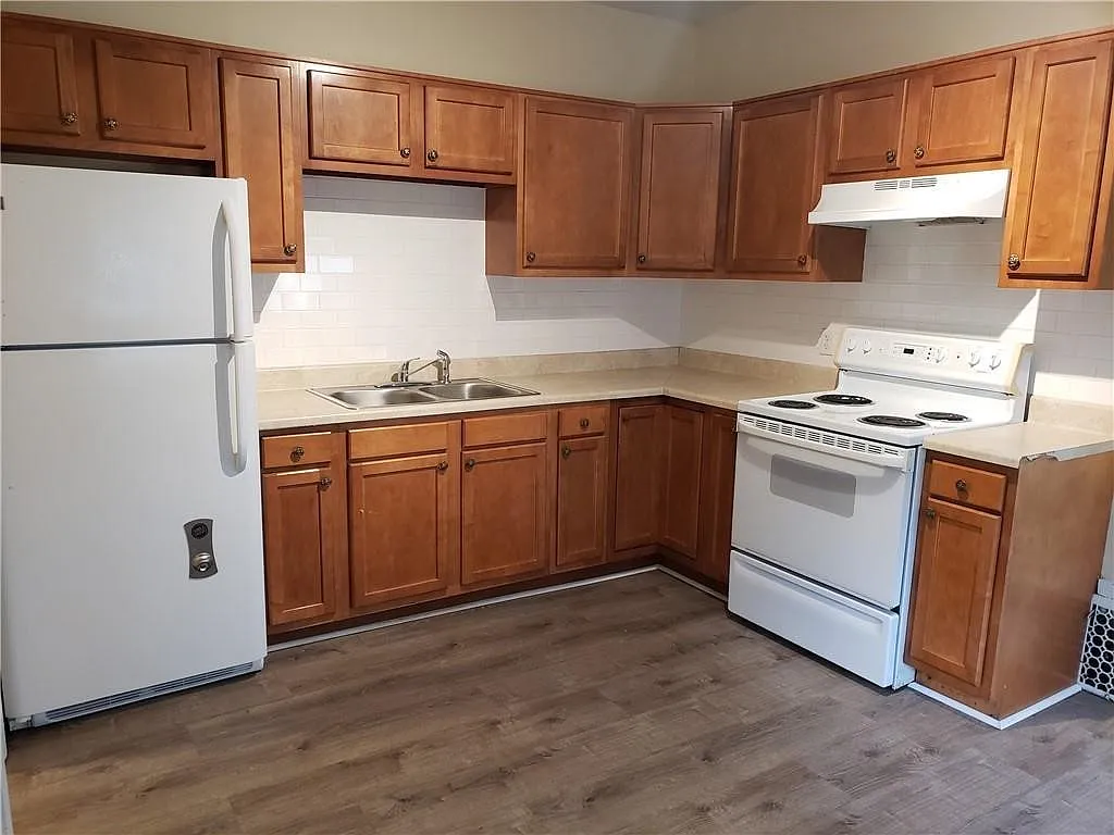 6 bed, 2.0 bath, 2000 sqft, $2,400 — Photo 2