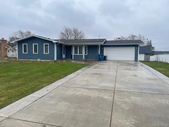 5425 Teakwood Dr, Swartz Creek, MI 48473