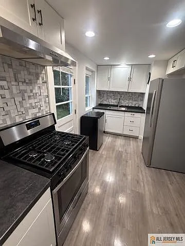 2 bed, 1.0 bath, 1584 sqft, $2,100 — Photo 3