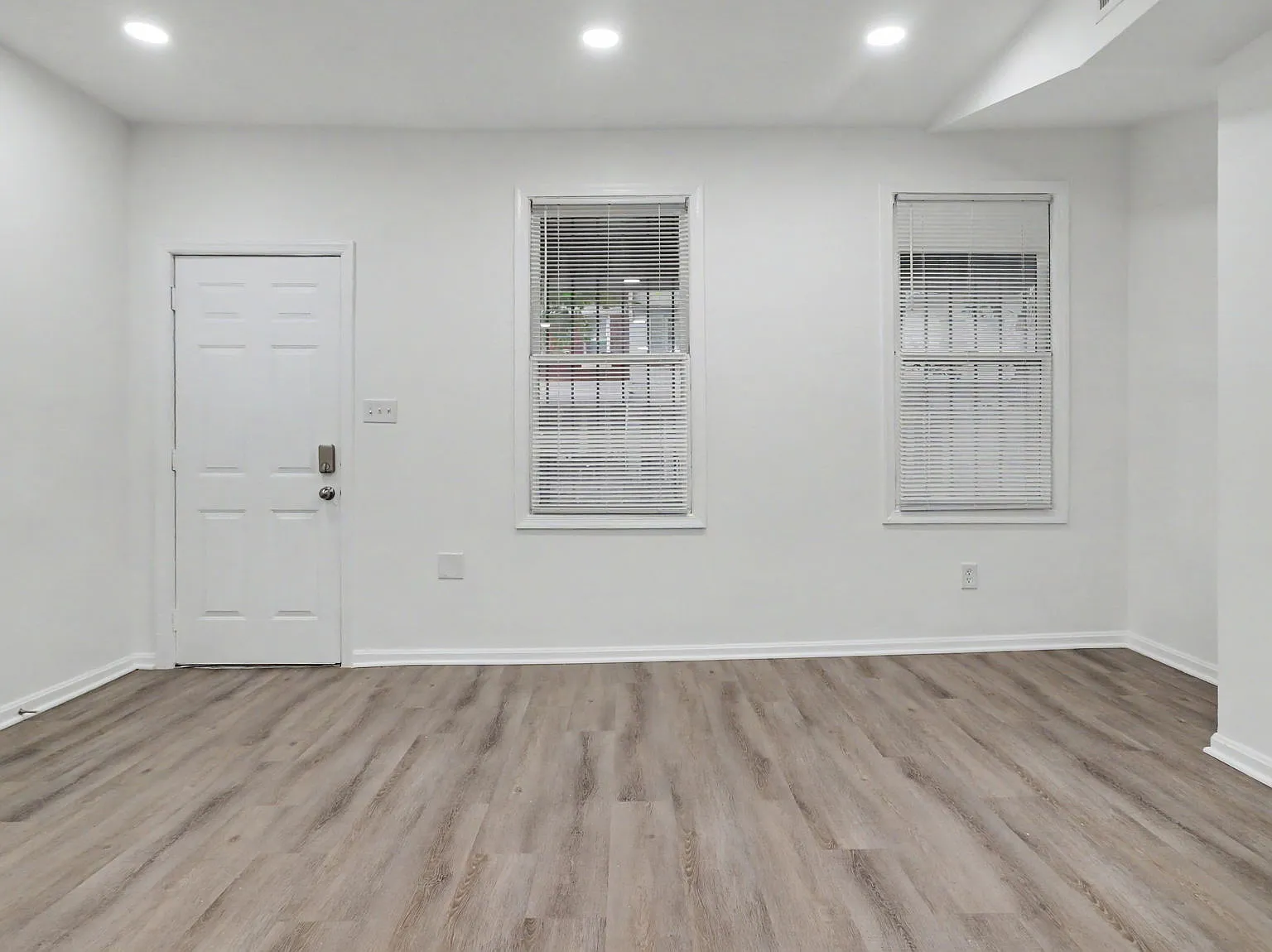 5 bed, 1800 sqft, $5,199 — Photo 4
