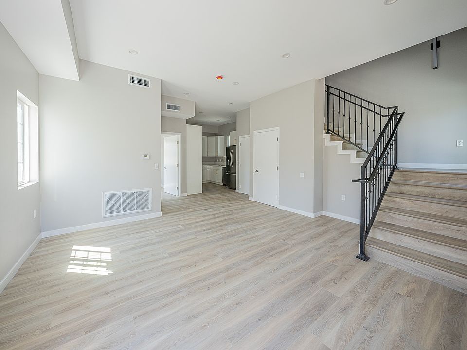 1st image of 10607 Owensmouth Ave
