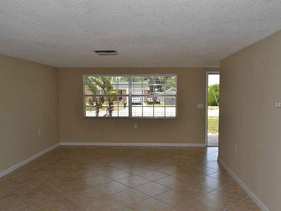 3rd image of 5029 Forest Hills Dr