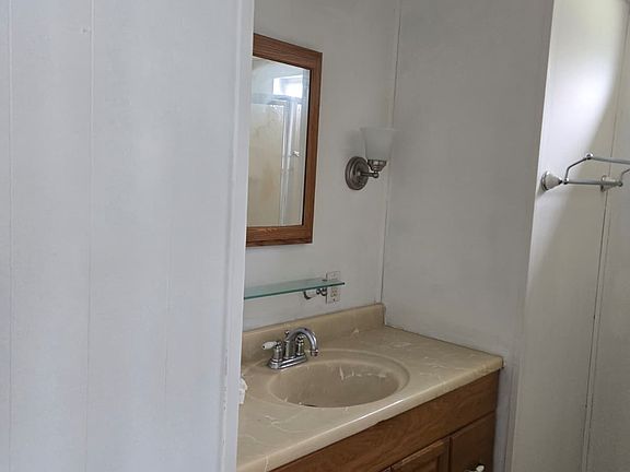 4th image of 591 Maxanna Ave
