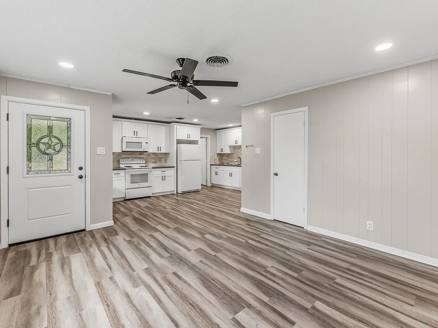 4 bed, 2.0 bath, 1409 sqft, $1,600 — Photo 2