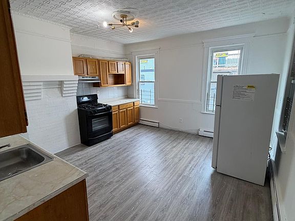 4th image of 649 Montgomery St APT 2