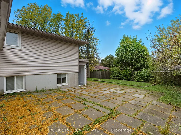 111 Britten Close #BASEMENT — Photo 17
