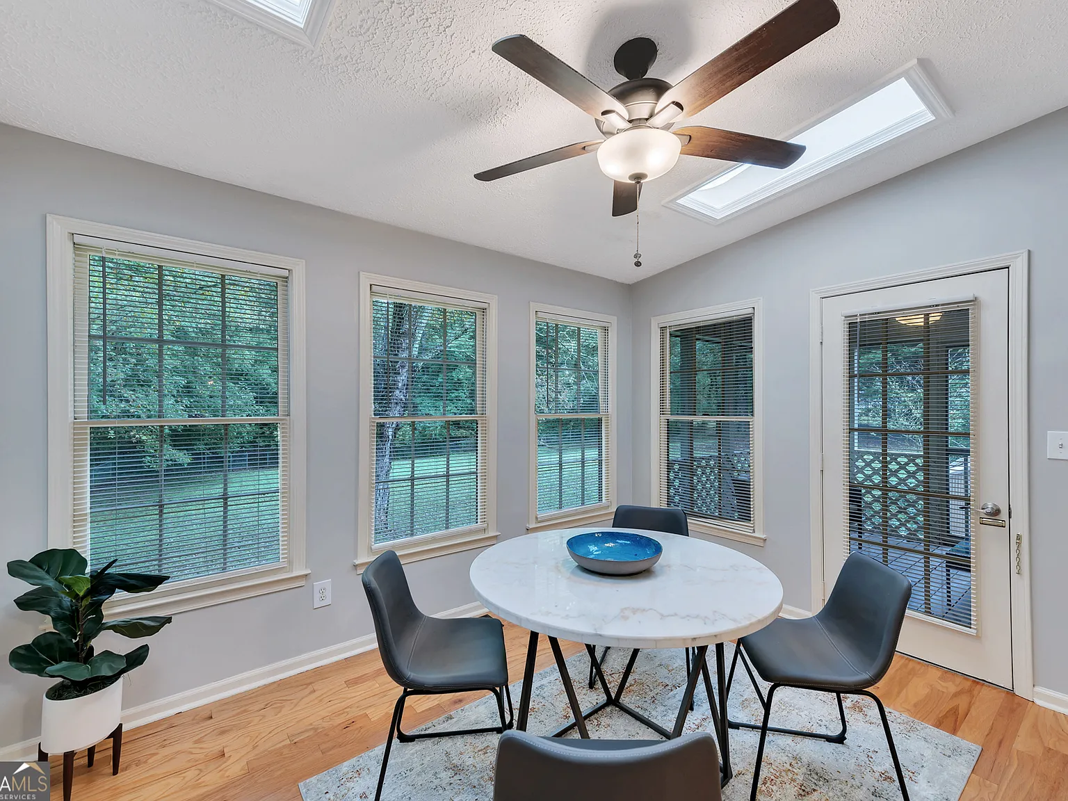 4 bed, 2.0 bath, 1839 sqft, $6,400 — Photo 4