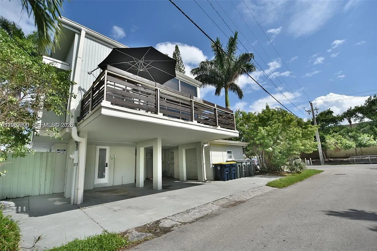 Photo 1 of 5 - 250 SE Park St #3 - Dania Beach, FL Primary Photo - 250 SE Park St #3
