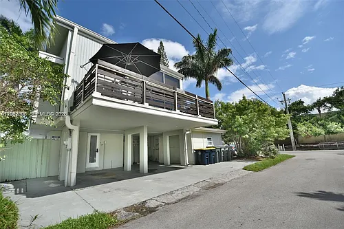 250 SE Park St Photo 1