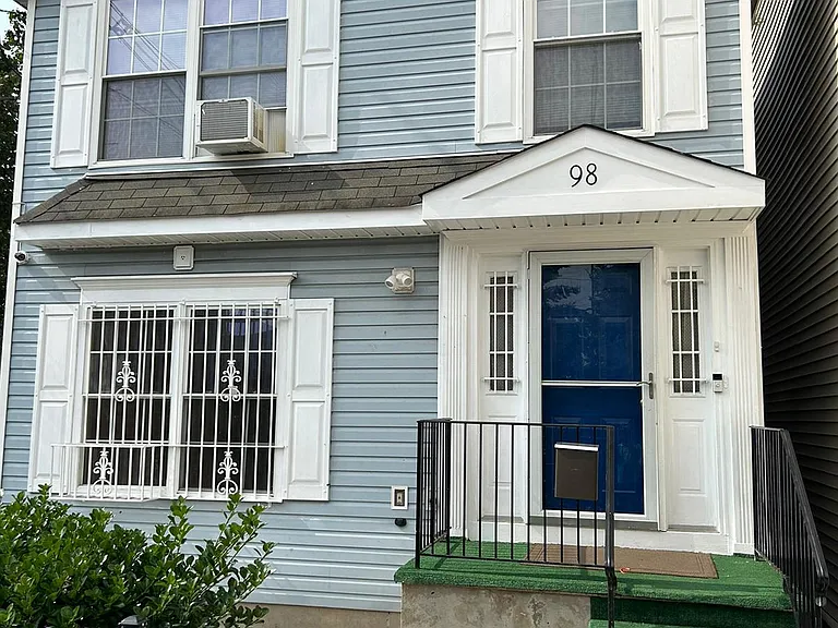 98 16th Ave — Photo 2