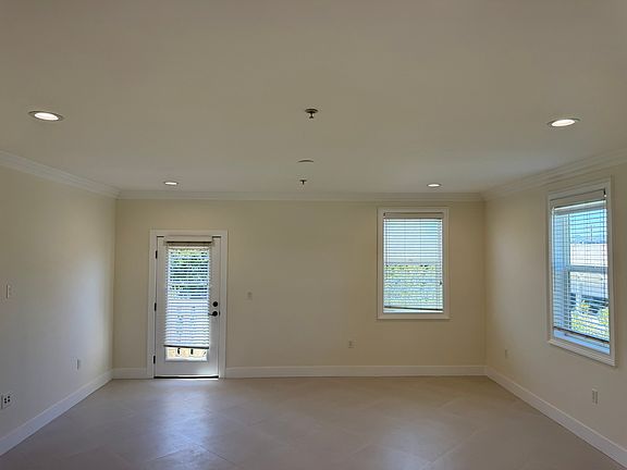 3rd image of 14255 Delano St APT 303