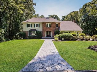 4 Wandering Way, Smithtown, NY