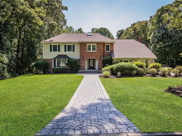 4 Wandering Way, Smithtown, NY 11787
