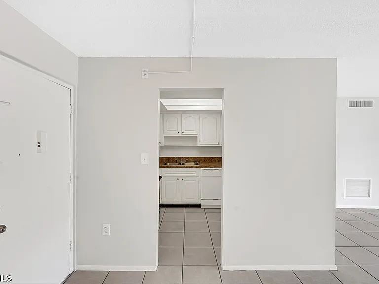 1830 Maravilla Ave #401 — Photo 19