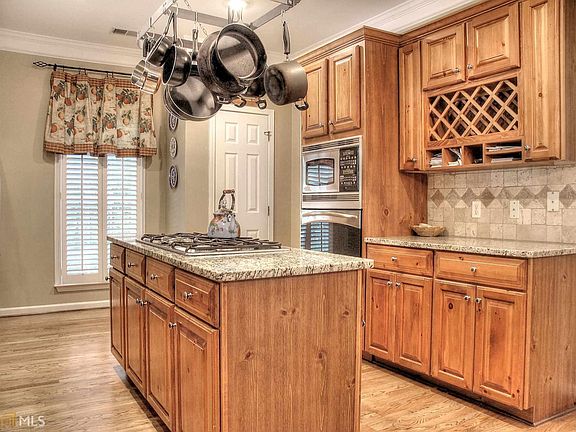 5th image of 560 Stoneybrook Dr