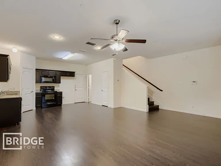 1317 Lake Crest Ln — Photo 2