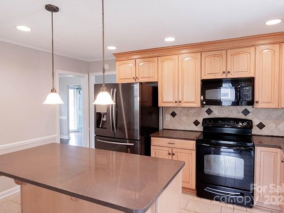 5th image of 753 Schuyler Dr