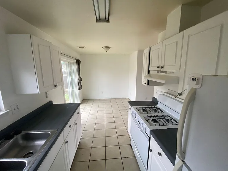 1206 Kaweah St — Photo 2