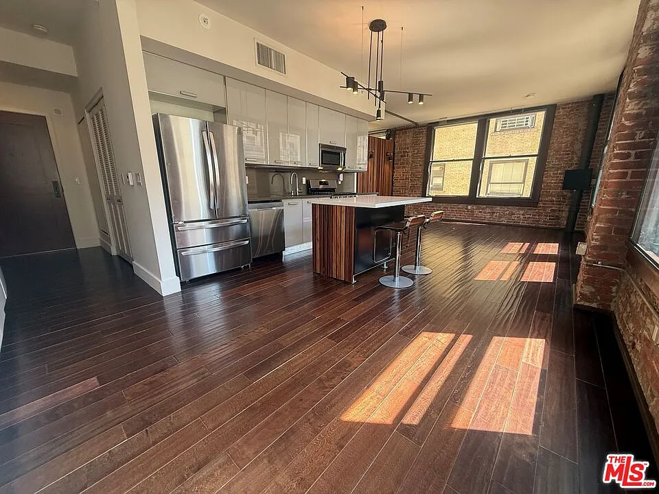 1 bed, 1.0 bath, 810 sqft, $2,700 — Photo 1