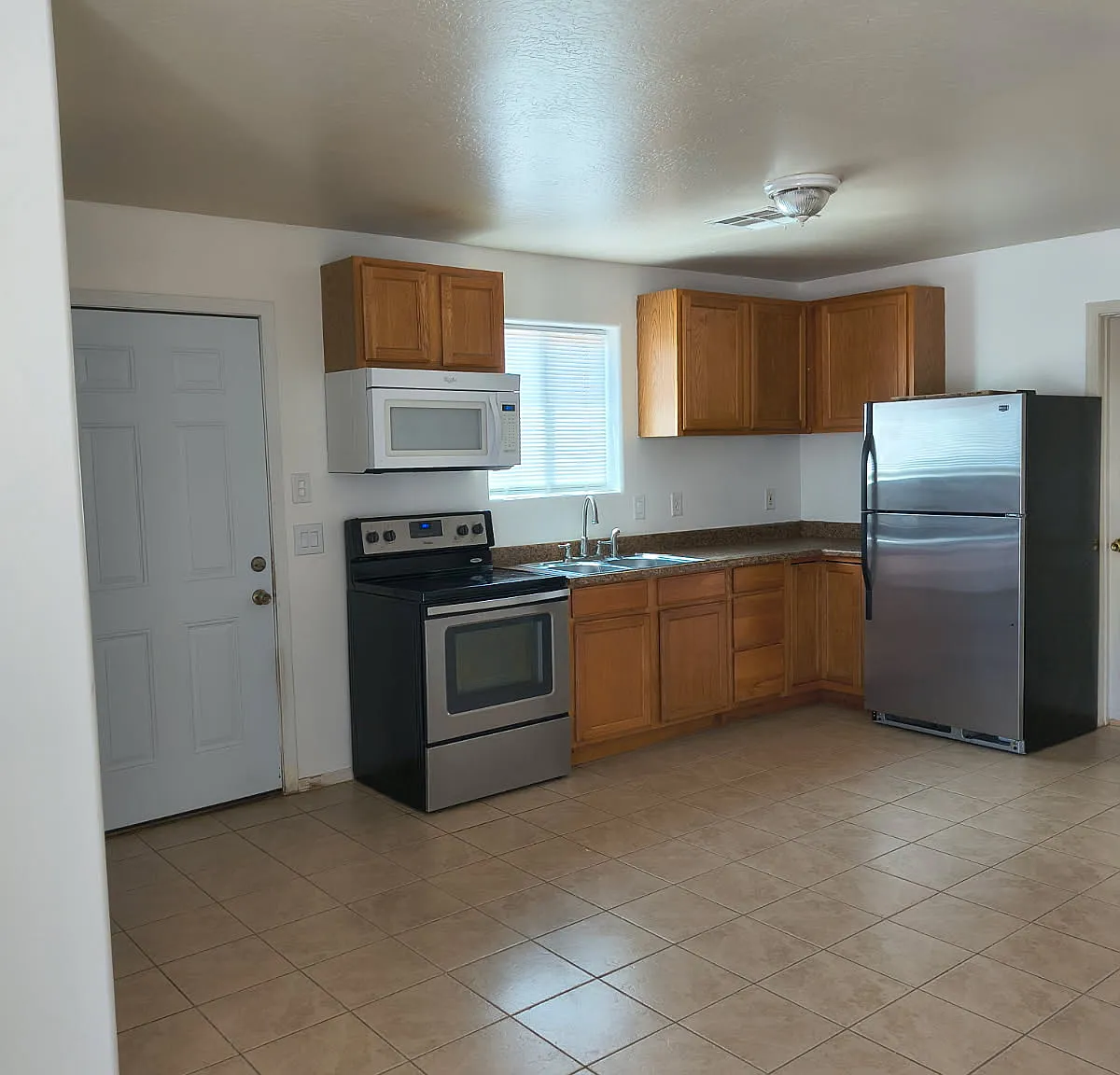 2 bed, 820 sqft, $1,600 — Photo 1