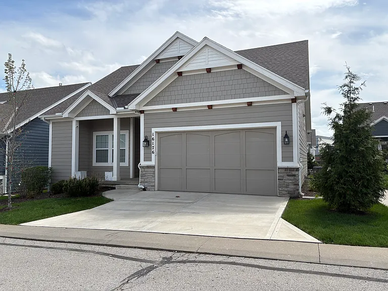 16176 Fontana St — Photo 3