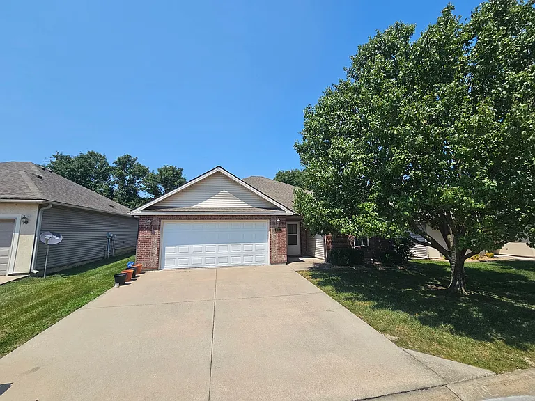 1905 Sideview Ln — Photo 1