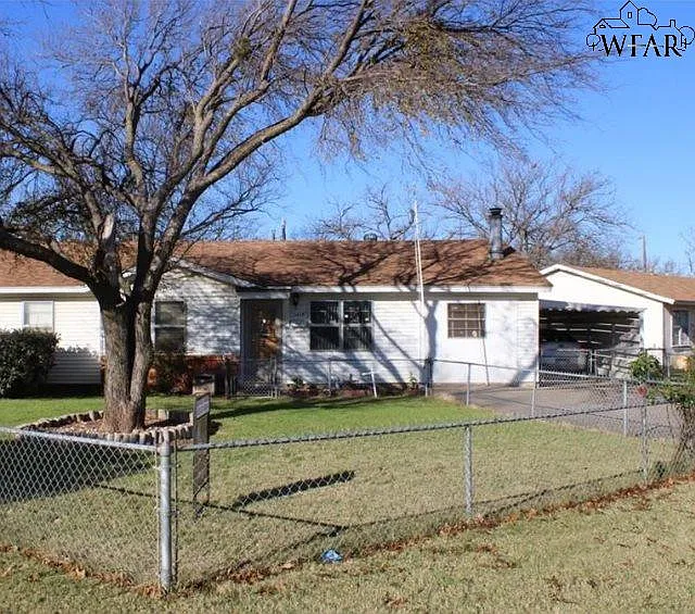 3 bed, 1.0 bath, 1218 sqft, $1,200 — Photo 1
