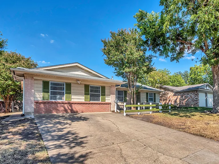 716 Melrose Dr — Photo 3