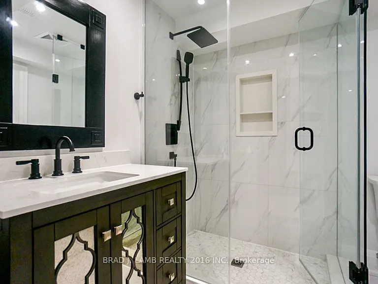 62 Royal Garden Blvd #BASEMENT — Photo 9