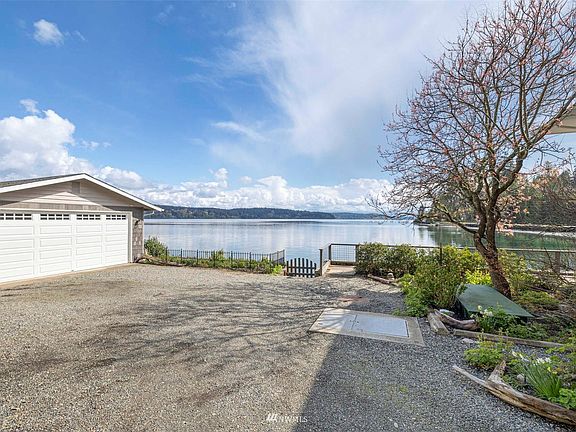 Good sized garage (it even has a view), easy parking and turn around space.