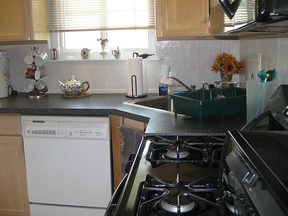 3rd image of 618 Jarvis Ave