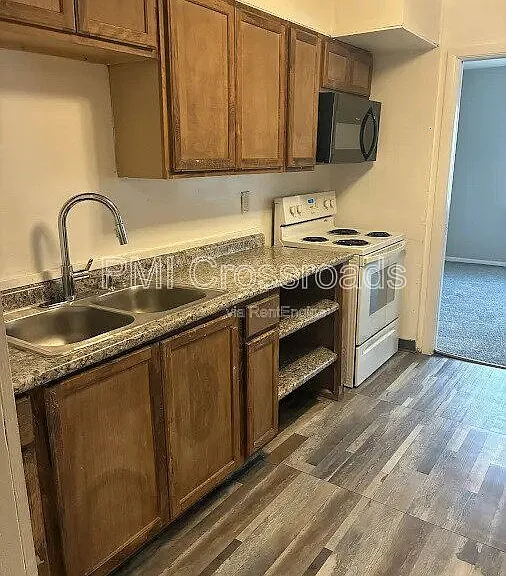 Riviera Manor — Photo 10