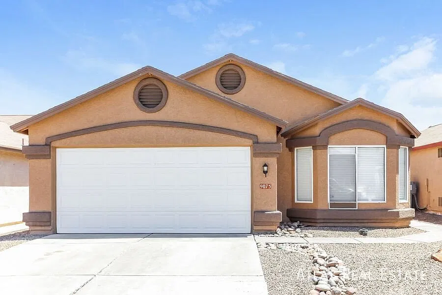 Amazing 3 Bedroom Rita Ranch Home! — Photo 2