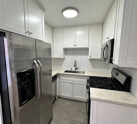 5th image of 1350 N Hayworth Ave #6