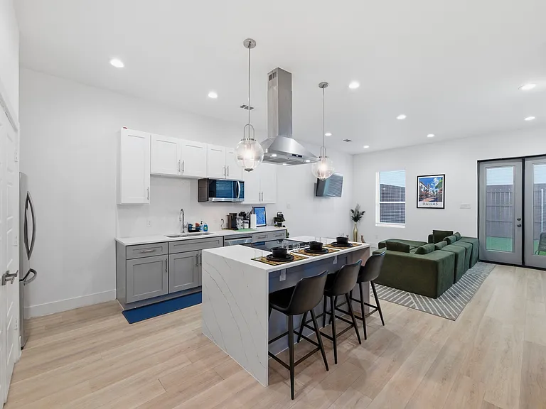 2406 Merlin St — Photo 9